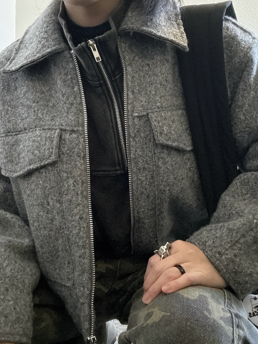 ブラック系のTシャツ/カットソー、ブラック系のスウェット、グレー系のジャケット/アウターを着用したレディースの秋コーディネートの2枚目の写真