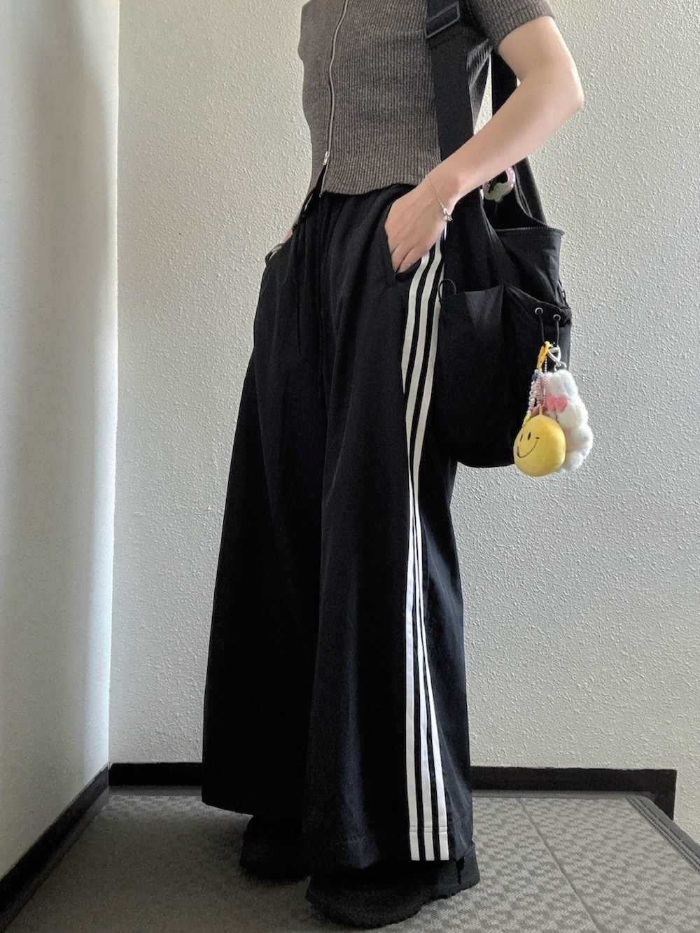 グレー系のカーディガン/ボレロ、ブラック系のその他パンツ、ブラック系のショルダーバッグを着用したレディースの夏コーディネートの2枚目の写真