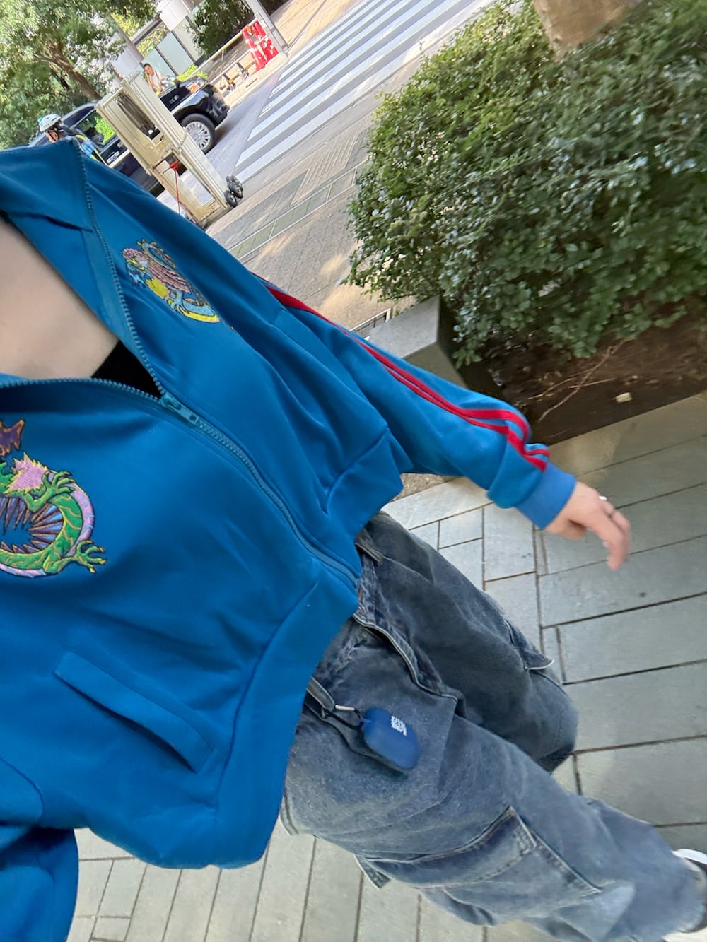 ブルー系のジャージ、ブルー系のデニムパンツ、ホワイト系のシューズを着用したレディースの秋コーディネートの3枚目の写真