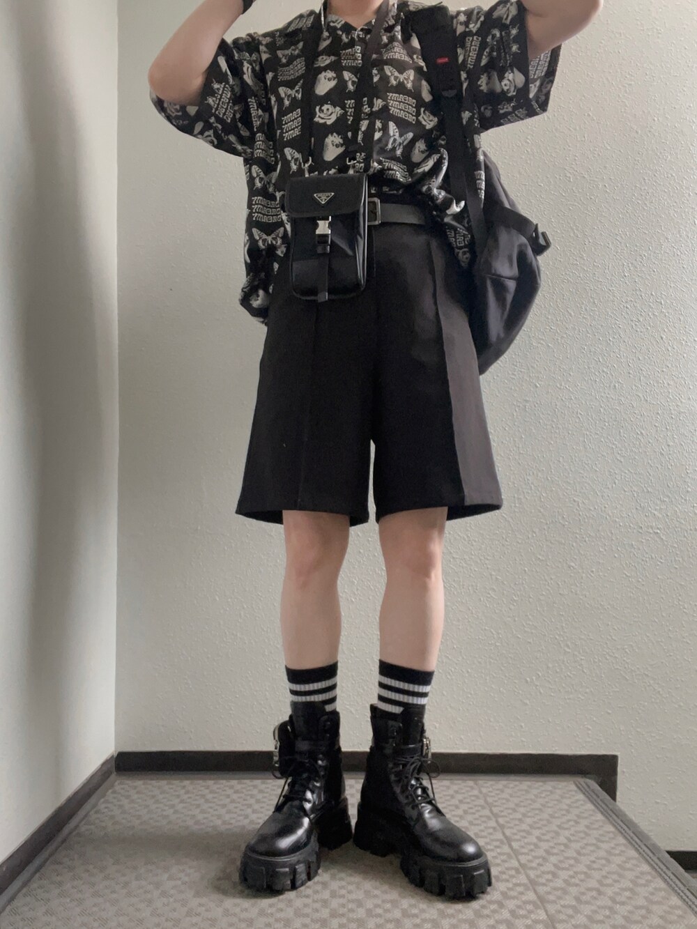 「jouetieのネガパターンオーバーシャツ（シャツ/ブラウス、ブラック系）」を使った、ぽぽぬなさん（レディース・167cm）の夏コーディネートの2枚目の写真