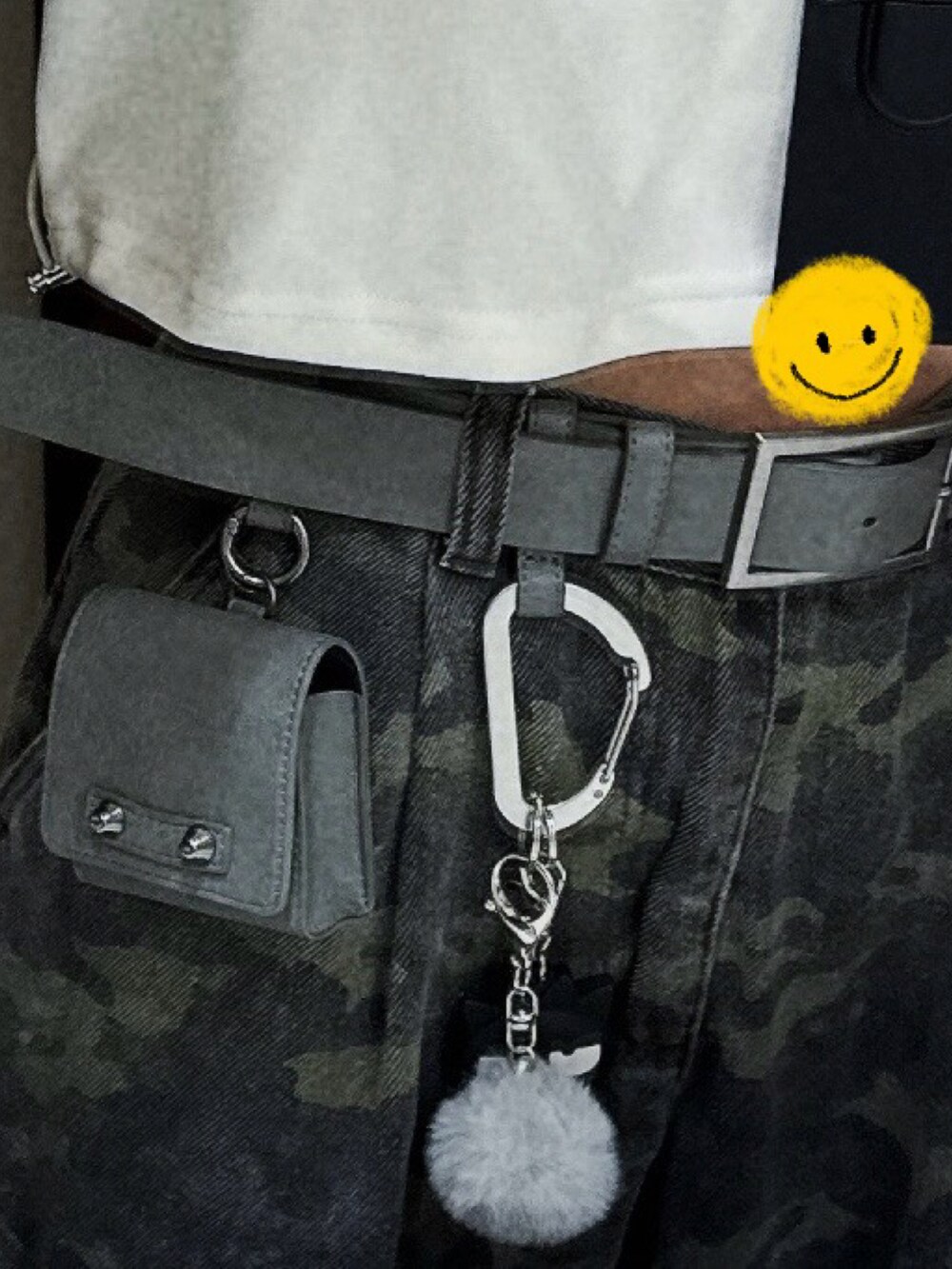 ホワイト系のジャージ、ブラック系のバックパック/リュック、グリーン系のカーゴパンツを着用したレディースの秋コーディネートの3枚目の写真