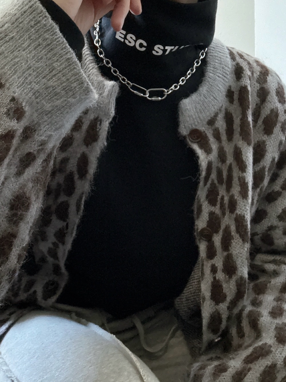 ブラック系のトップス、グレー系のカーディガン/ボレロ、グレー系のスウェットパンツを着用したレディースの冬コーディネートの2枚目の写真