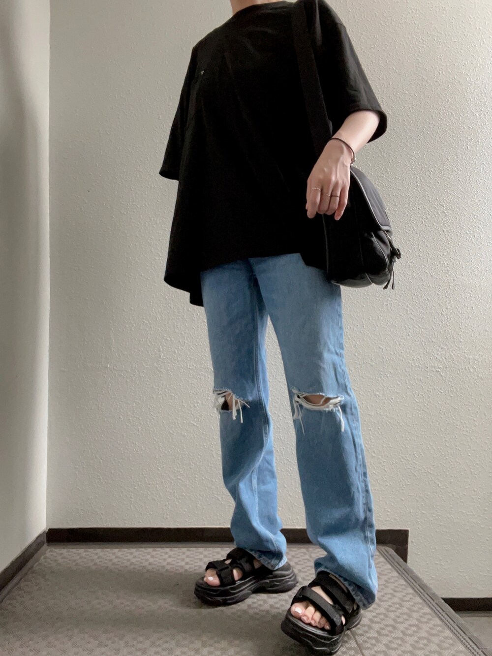 「AIVERのAIVER　シルケット天竺リベットパッチTEE（Tシャツ/カットソー、ブラック系）」を使った、ぽぽぬなさん（レディース・167cm）の夏コーディネートの2枚目の写真
