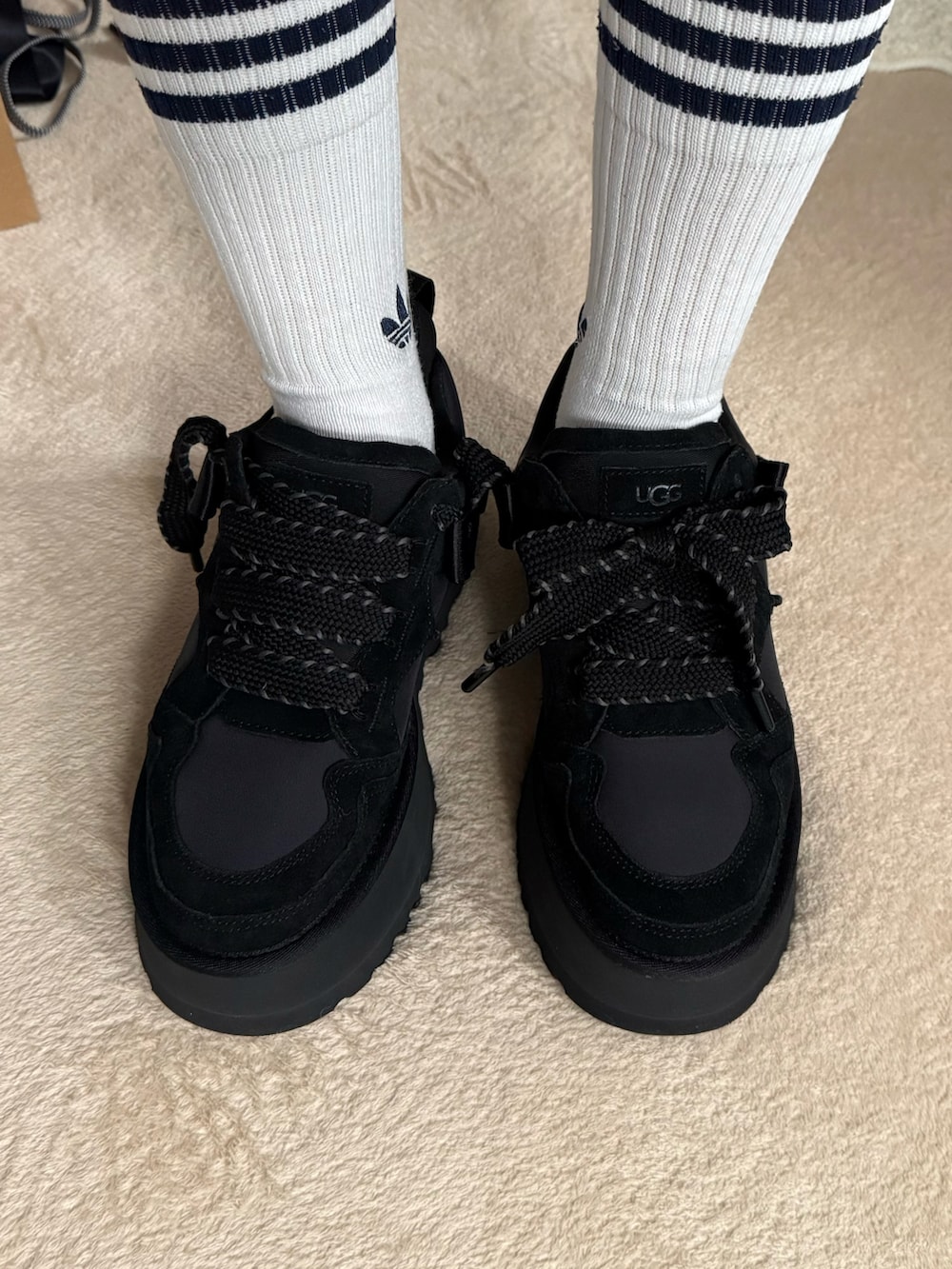 グレー系のカーディガン/ボレロ、ブラック系のその他パンツ、ブラック系のショルダーバッグを着用したレディースの夏コーディネートの4枚目の写真