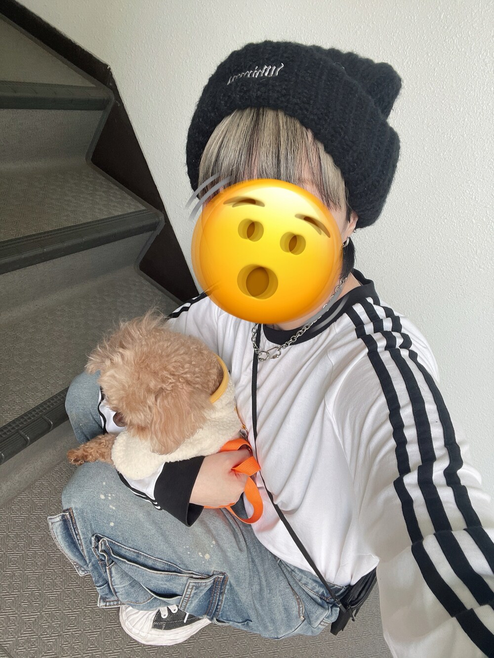 ホワイト系のTシャツ/カットソー、ブラック系のショルダーバッグ、ブラック系のデニムパンツを着用したレディースの春コーディネートの2枚目の写真