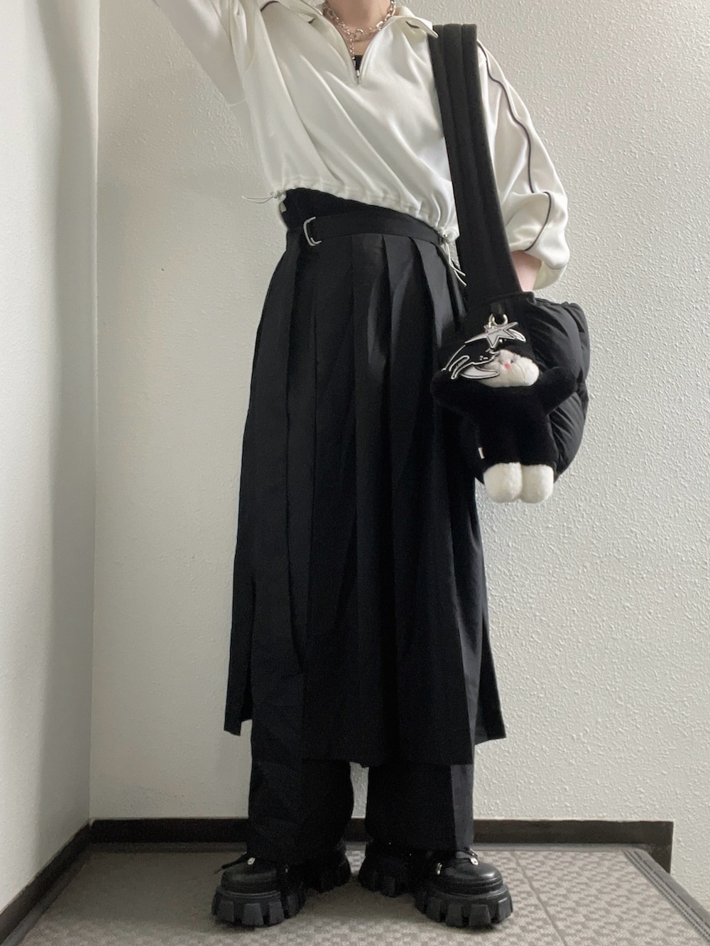 「PAGEBOYのハーフZIPショートトラックジャケット（ジャージ、ホワイト系）」を使った、ぽぽぬなさん（レディース・167cm）の春コーディネートの2枚目の写真