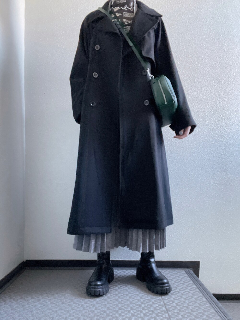 「PAGEBOYの〈2WAY〉ウィングヨークトレンチコート（チェスターコート、ブラック系）」を使った、ぽぽぬなさん（レディース・167cm）の冬コーディネートの2枚目の写真