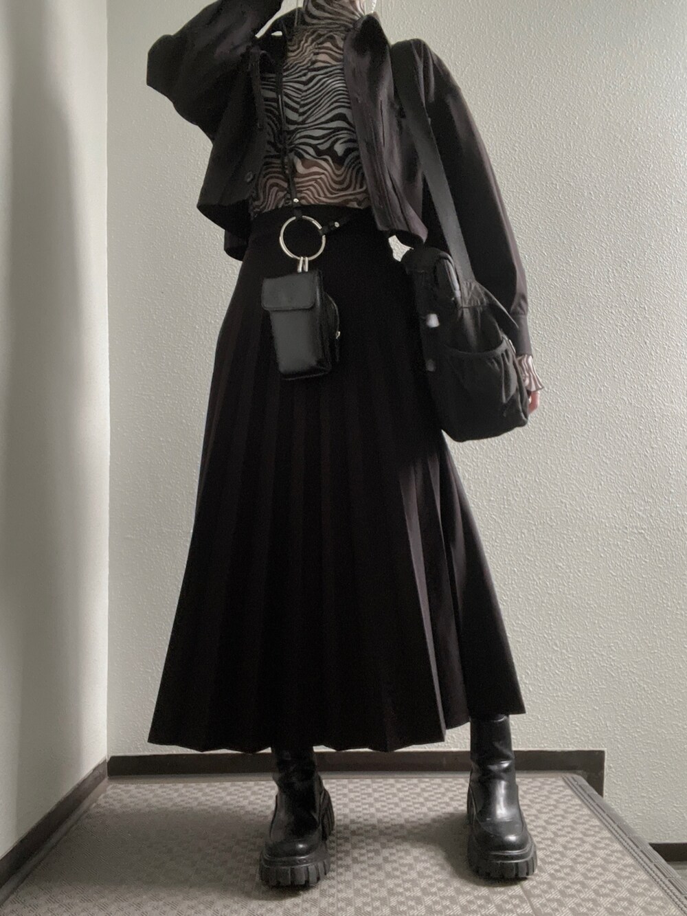 ホワイト系のTシャツ/カットソー、ブラック系のシャツ/ブラウス、ブラック系のスカートを着用したレディースの春コーディネートの2枚目の写真