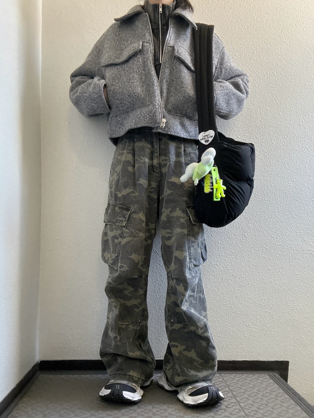 ブラック系のTシャツ/カットソー、ブラック系のスウェット、グレー系のジャケット/アウターを着用したレディースの秋コーディネートの3枚目の写真