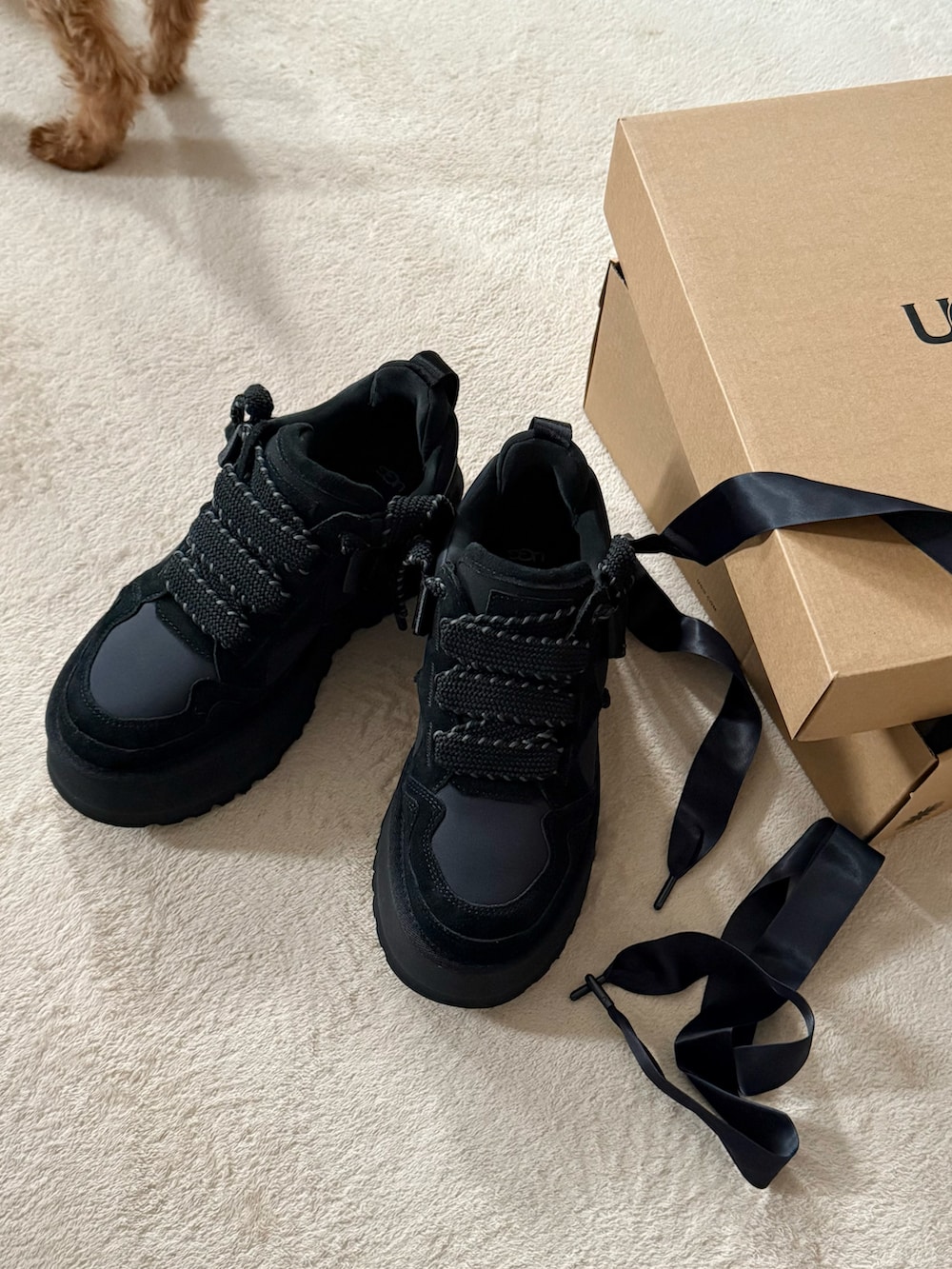 グレー系のカーディガン/ボレロ、ブラック系のその他パンツ、ブラック系のショルダーバッグを着用したレディースの夏コーディネートの3枚目の写真