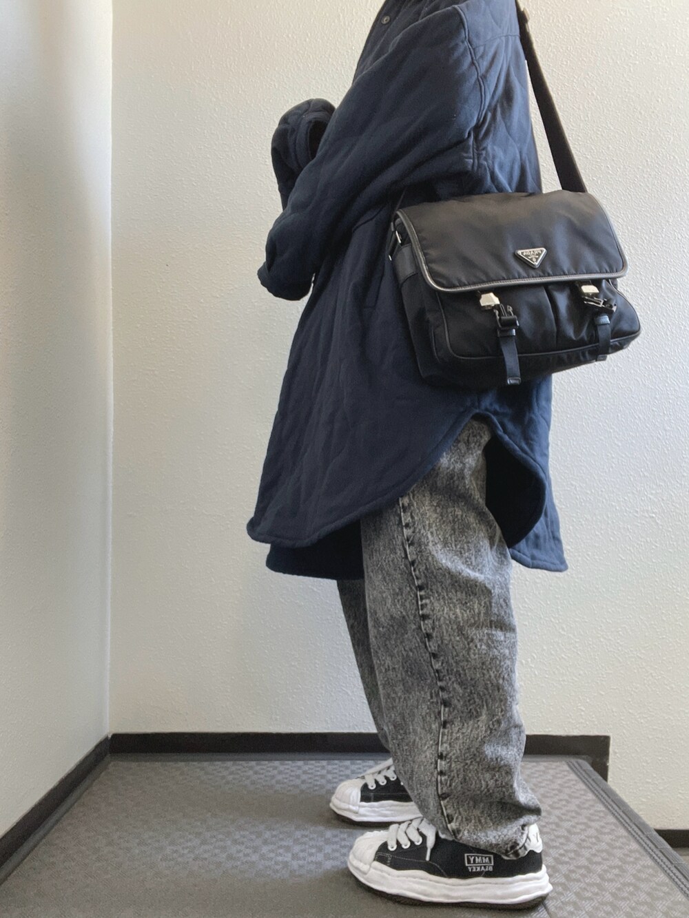 ホワイト系のTシャツ/カットソー、ブラック系のシャツ/ブラウス、ブルー系のジャケット/アウターを着用したレディースの秋コーディネートの2枚目の写真