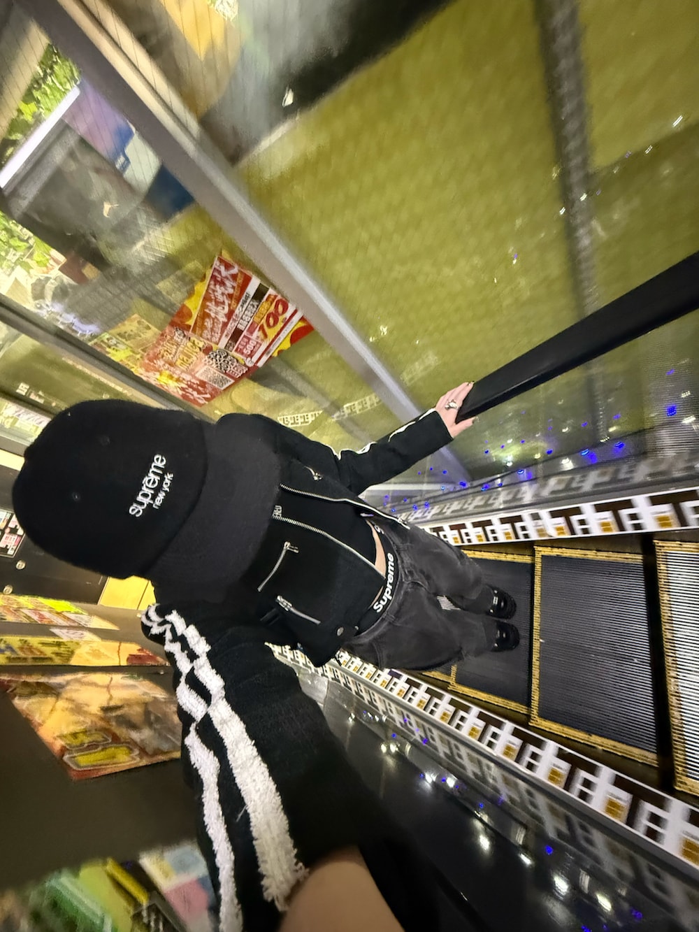 ブラック系のTシャツ/カットソー、ブラック系のジャケット/アウター、ブラック系のバックパック/リュックを着用したレディースの秋コーディネートの2枚目の写真