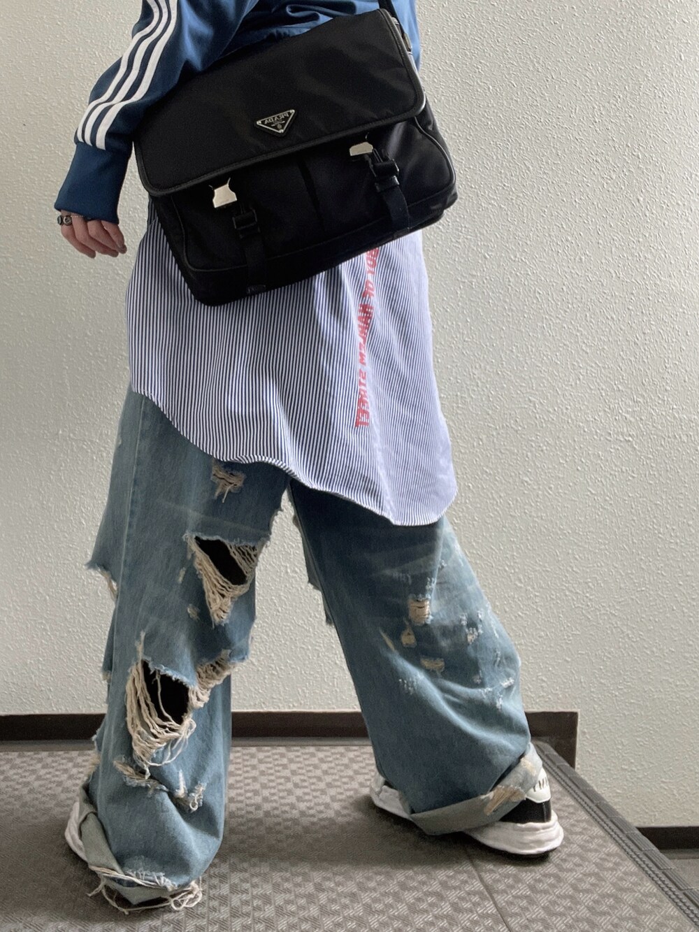 ブルー系のシャツ/ブラウス、グレー系のTシャツ/カットソー、ブルー系のジャージを着用したレディースの冬コーディネートの2枚目の写真