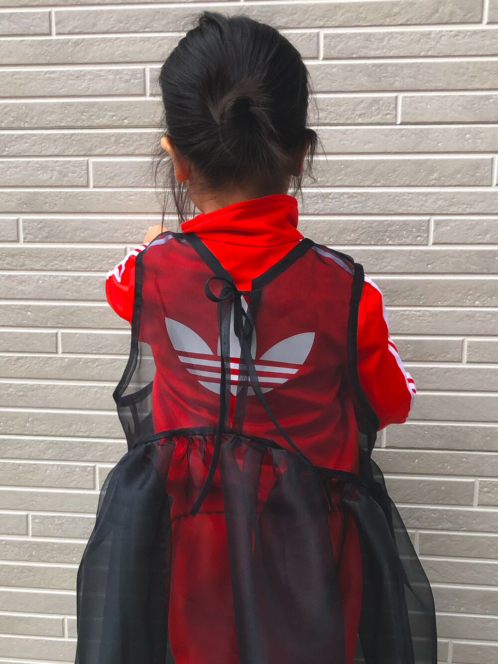 ブラック系のジャージ、ブラック系のワンピース/ドレス、ブラック系のスニーカーを着用したキッズの春コーディネートの2枚目の写真