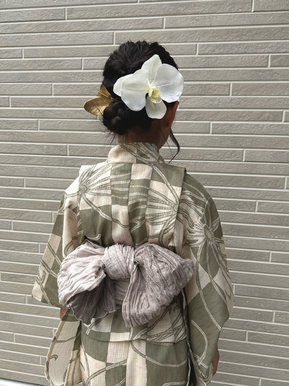 グリーン系の浴衣を着用したキッズの夏コーディネートの3枚目の写真