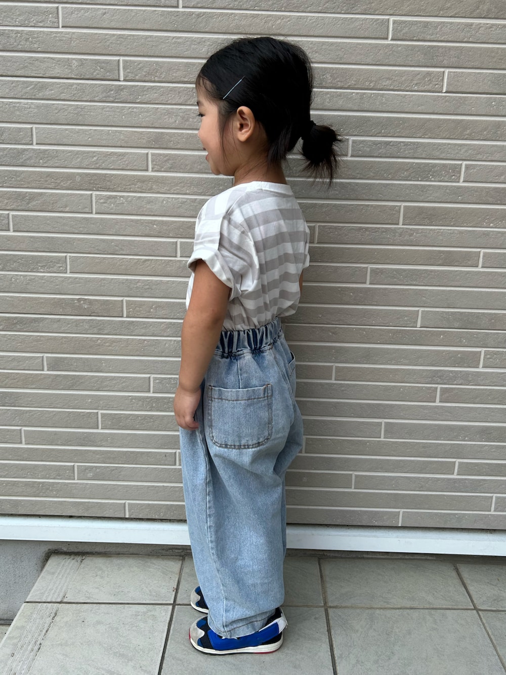 グレー系のTシャツ/カットソー、ブルー系のデニムパンツ、パープル系のスニーカーを着用したキッズの夏コーディネートの3枚目の写真