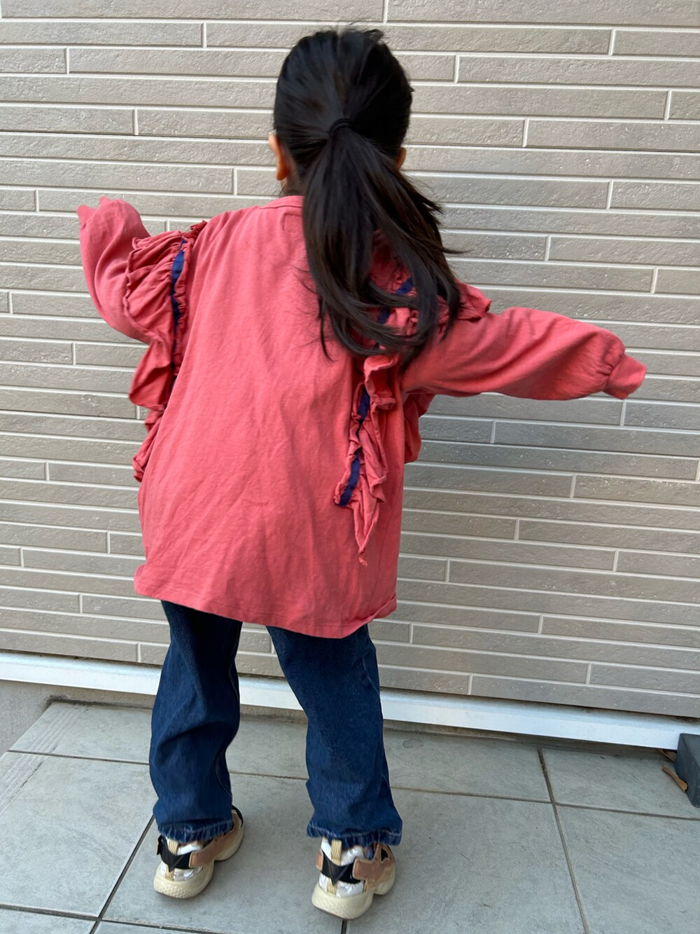 「休日スタイル、デニムパンツ、ピンクTシャツ、ロックT、キッズコーデ」｜「BIG FIELDのナガソデフリルロックT（90～150cm）（Tシャツ/カットソー、ピンク系）」を使った、kikkingumさん（キッズ・100cm）の冬コーディネートの2枚目の写真