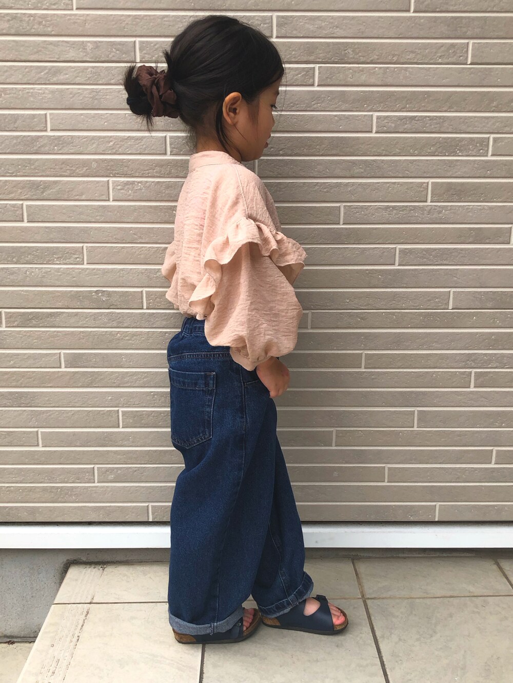 「このスタイルがお気に入り、フリルトップス、フリルブラウス、デニムパンツ、休日コーデ」｜「Birthdayのアイテム（シャツ/ブラウス、ベージュ系）」を使った、kikkingumさん（キッズ・100cm）の夏コーディネートの2枚目の写真