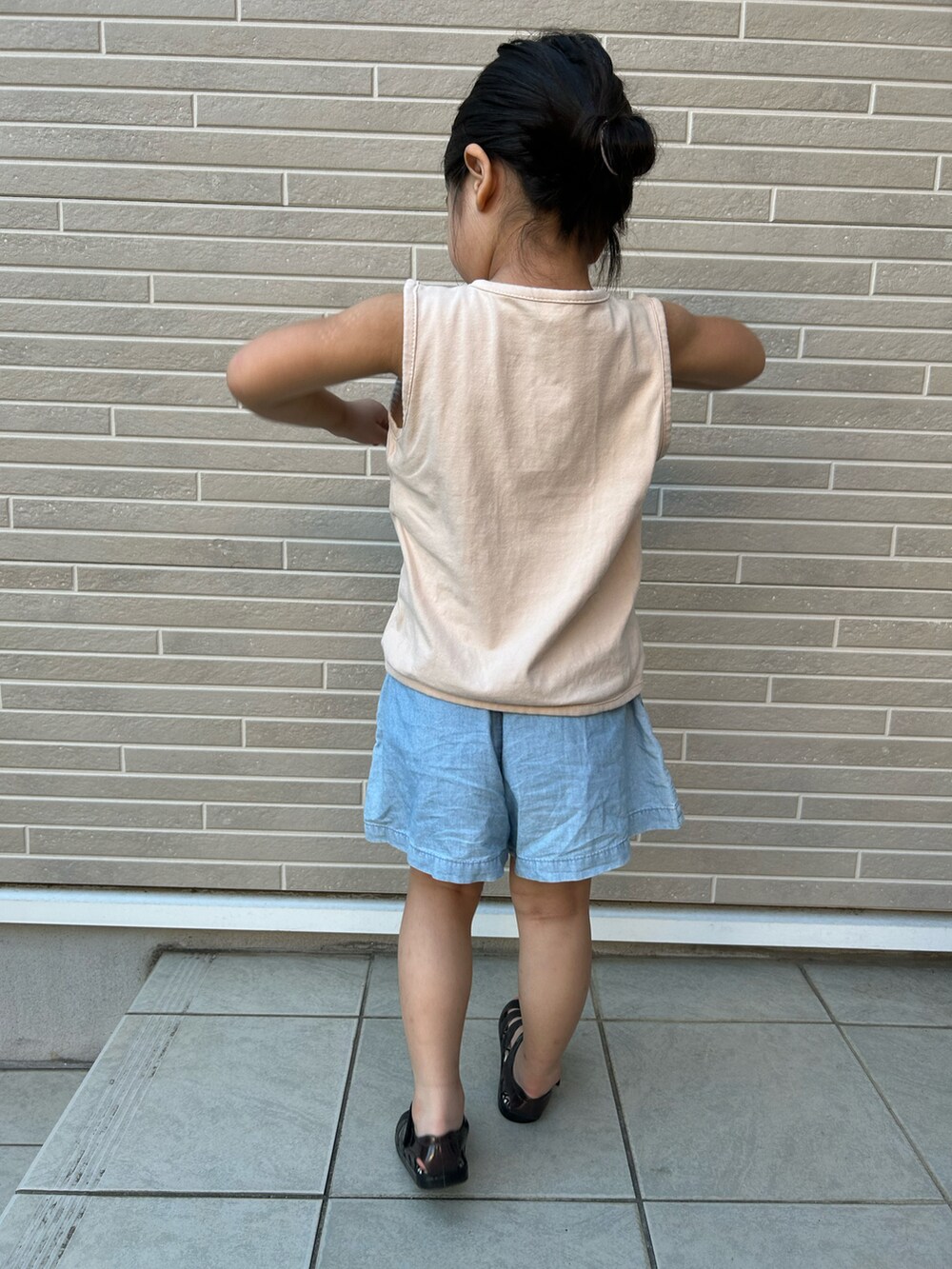 「夏コーデ、タンクトップ、ショートパンツ」｜「ローブべべのアイテム（タンクトップ、ベージュ系）」を使った、kikkingumさん（キッズ・100cm）の夏コーディネートの2枚目の写真