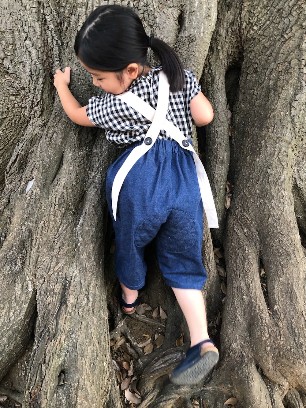 その他のトップス、ブルー系のパンツ、ブルー系のサンダルを着用したキッズの春コーディネートの2枚目の写真