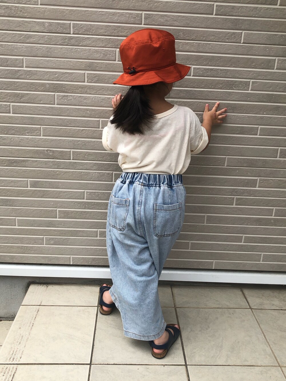 「デニム、夏コーデ、プリントTシャツ」｜「無印良品のアイテム（ハット、オレンジ系）」を使った、kikkingumさん（キッズ・100cm）の夏コーディネートの2枚目の写真