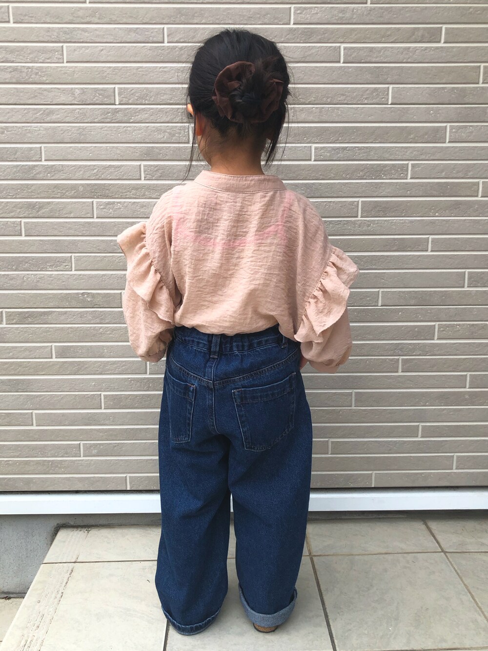 「このスタイルがお気に入り、フリルトップス、フリルブラウス、デニムパンツ、休日コーデ」｜「Birthdayのアイテム（シャツ/ブラウス、ベージュ系）」を使った、kikkingumさん（キッズ・100cm）の夏コーディネートの3枚目の写真