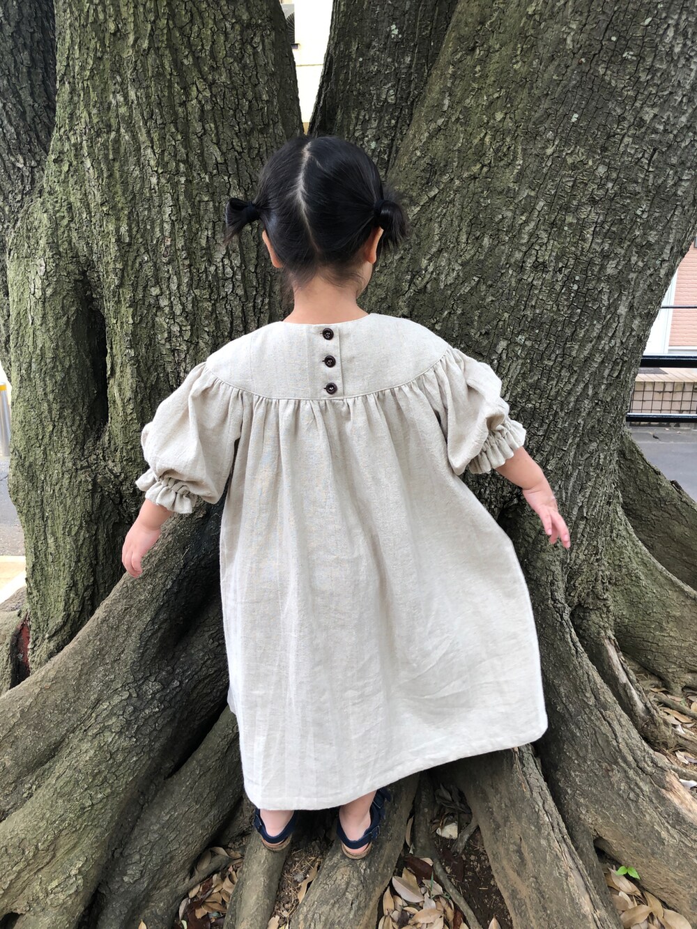 「ナチュラルスタイル、キッズファッション、ハンドメイド子供服、ミンネ販売中、ハンドメイドワンピース、handmade、handmadeワンピース」｜「Handmadeのアイテム（ワンピース、ベージュ系）」を使った、kikkingumさん（キッズ・100cm）の春コーディネートの3枚目の写真