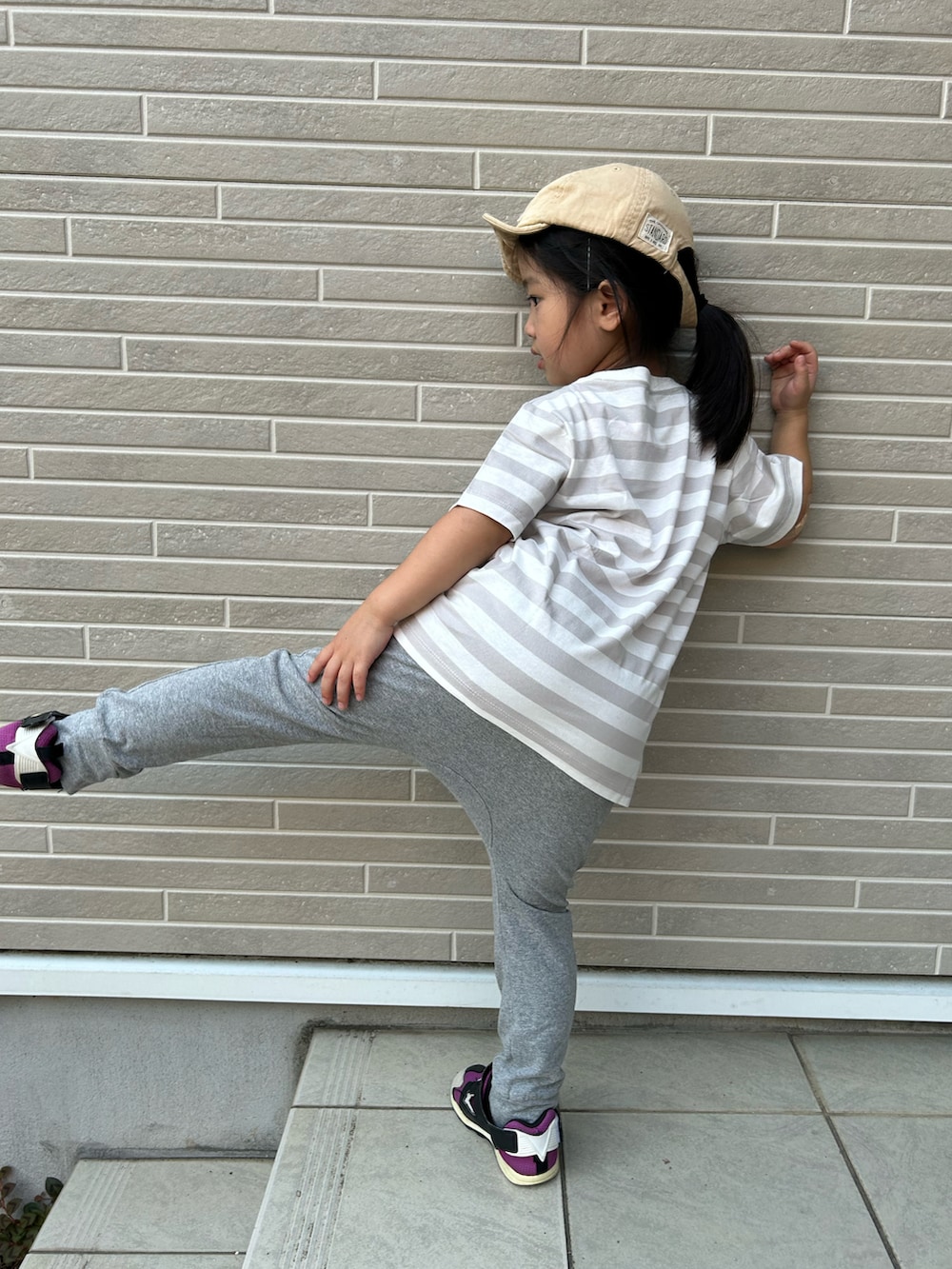 「夏コーデ、ボーダーTシャツ、ワントーンコーデ、ポンプフューリー、キャップ、サルエルパンツ、キッズファッション、ボーダートップス」｜「無印良品のアイテム（Tシャツ/カットソー、グレー系）」を使った、kikkingumさん（キッズ・100cm）の夏コーディネートの3枚目の写真