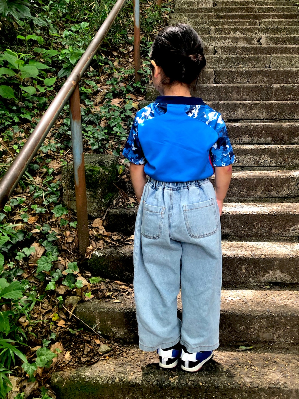 ブルー系のTシャツ/カットソー、ブルー系のデニムパンツ、ブルー系のスニーカーを着用したキッズの夏コーディネートの3枚目の写真