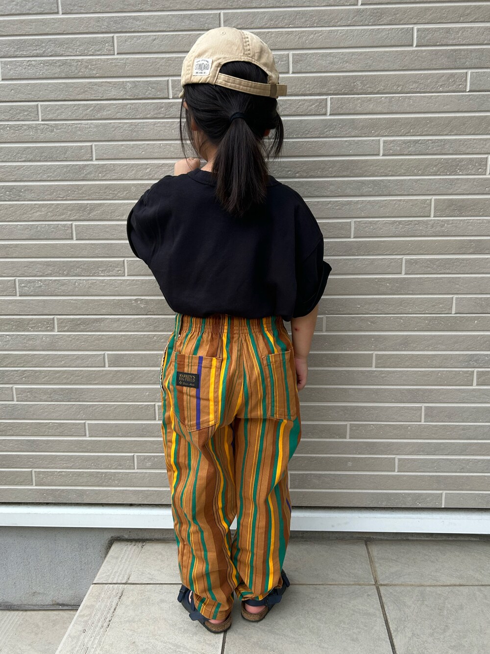 「夏コーデ、Tシャツ、キャップ、黒Tシャツ、サンダル」｜「UNIQLOのアイテム（Tシャツ/カットソー、ブラック系）」を使った、kikkingumさん（キッズ・100cm）の夏コーディネートの3枚目の写真