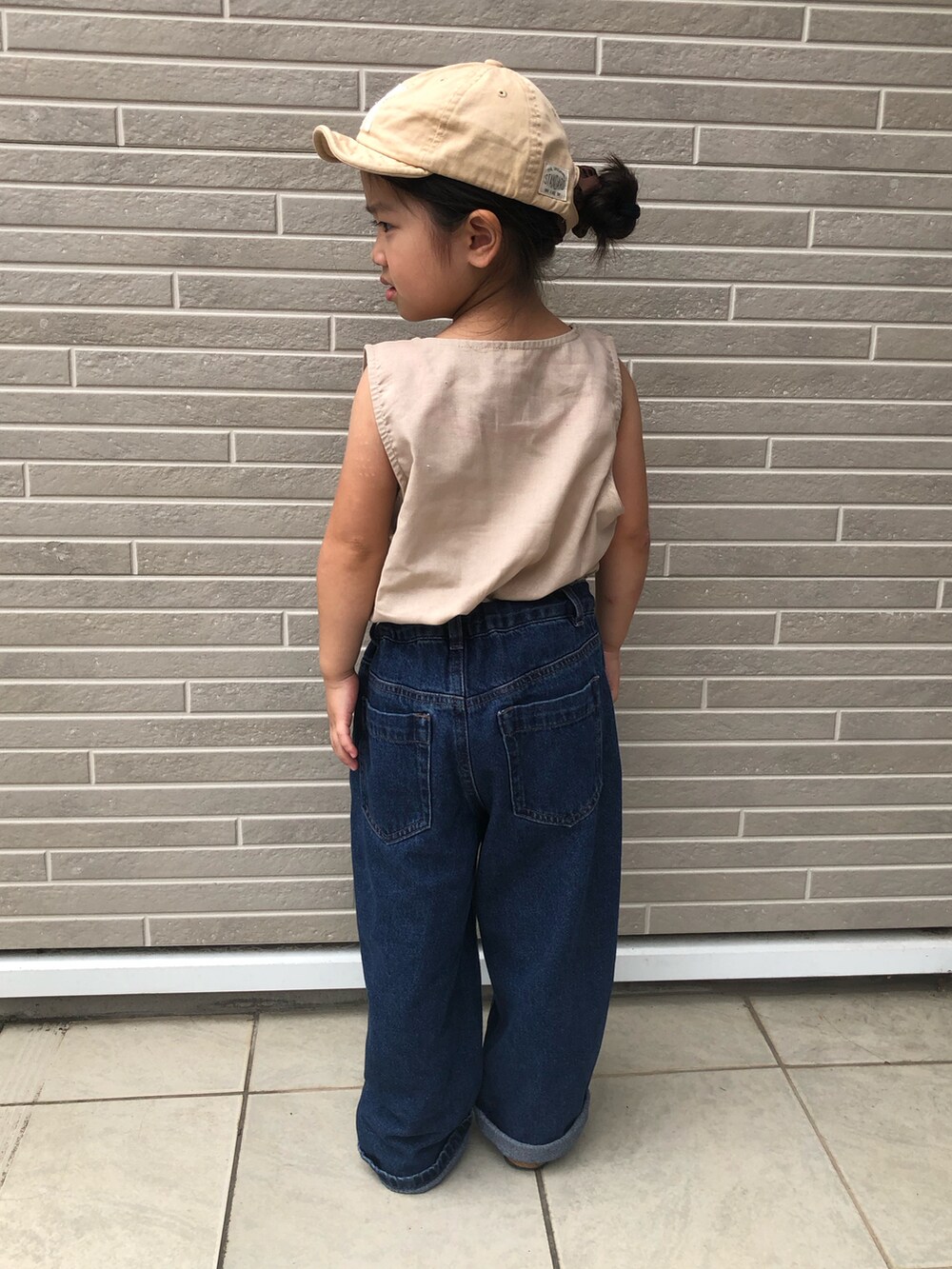 「このスタイルがお気に入り、休日コーデ、夏コーデ、帽子、キッズデニム、デニムパンツ」｜「ローブべべのアイテム（タンクトップ、ベージュ系）」を使った、kikkingumさん（キッズ・100cm）の夏コーディネートの2枚目の写真
