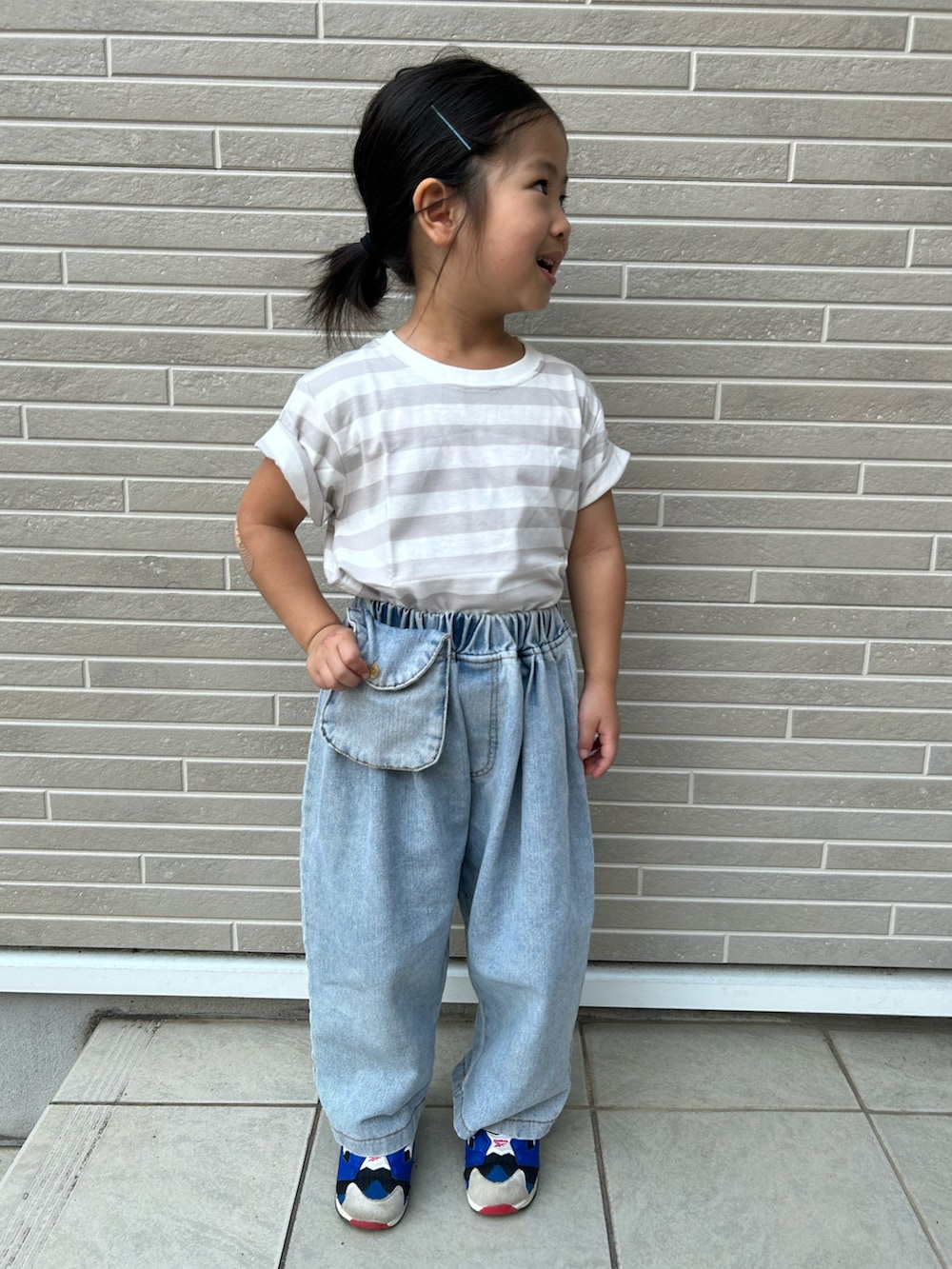 グレー系のTシャツ/カットソー、ブルー系のデニムパンツ、パープル系のスニーカーを着用したキッズの夏コーディネートの2枚目の写真