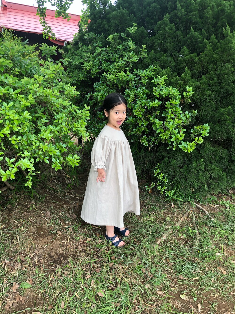 「ナチュラルスタイル、キッズファッション、ハンドメイド子供服、ミンネ販売中、ハンドメイドワンピース、handmade、handmadeワンピース」｜「Handmadeのアイテム（ワンピース、ベージュ系）」を使った、kikkingumさん（キッズ・100cm）の春コーディネートの2枚目の写真