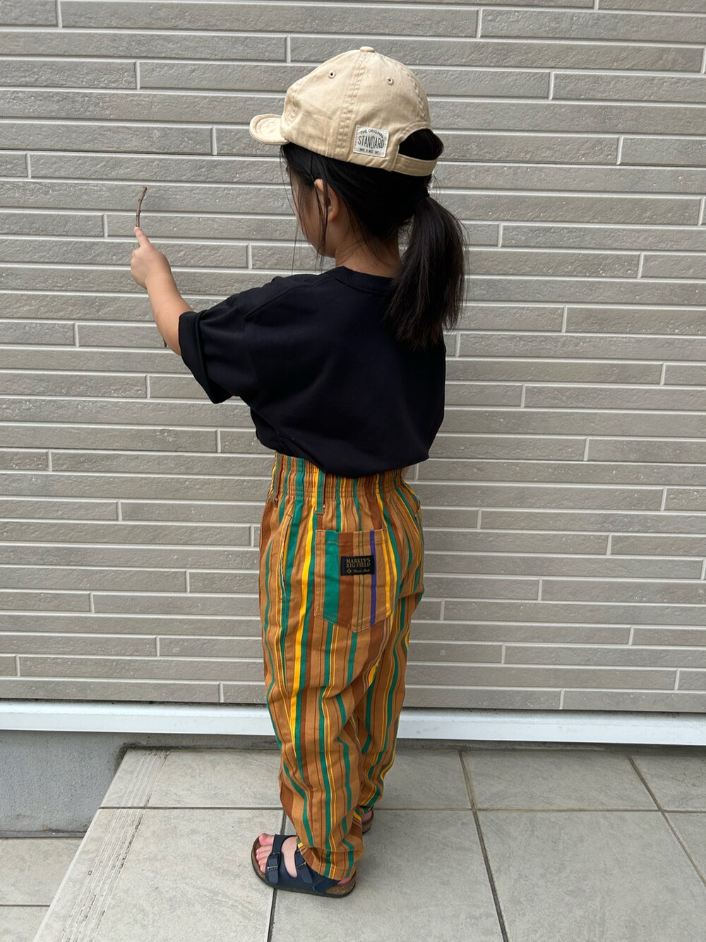 「夏コーデ、Tシャツ、キャップ、黒Tシャツ、サンダル」｜「UNIQLOのアイテム（Tシャツ/カットソー、ブラック系）」を使った、kikkingumさん（キッズ・100cm）の夏コーディネートの2枚目の写真