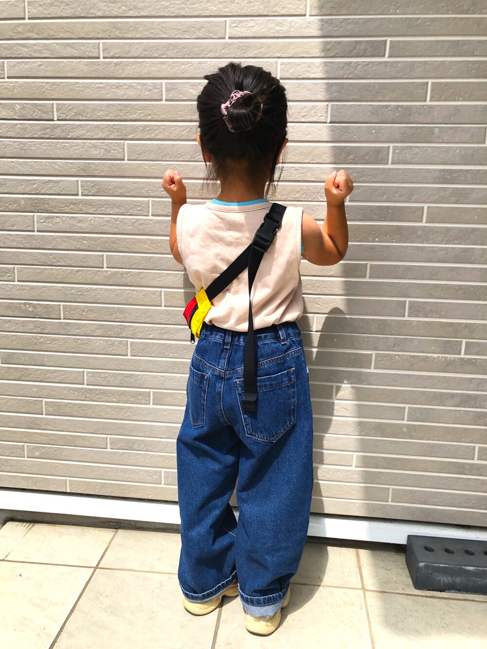 「キッズファッション、キッズコーデ、キッズデニム」｜「Reebokのアイテム（スニーカー、ベージュ系）」を使った、kikkingumさん（キッズ・100cm）の春コーディネートの2枚目の写真