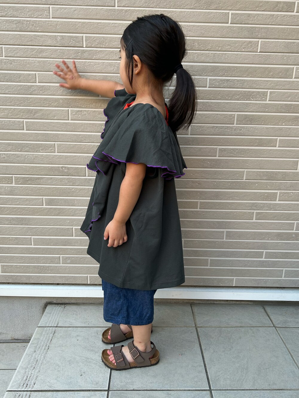 「キッズファッション、ビッグシルエット、夏コーデ、サンダル」｜「BIRKENSTOCKのBIRKENSTOCK NEW  YORK　　GK087783（サンダル、ブルー系）」を使った、kikkingumさん（キッズ・100cm）の夏コーディネートの2枚目の写真