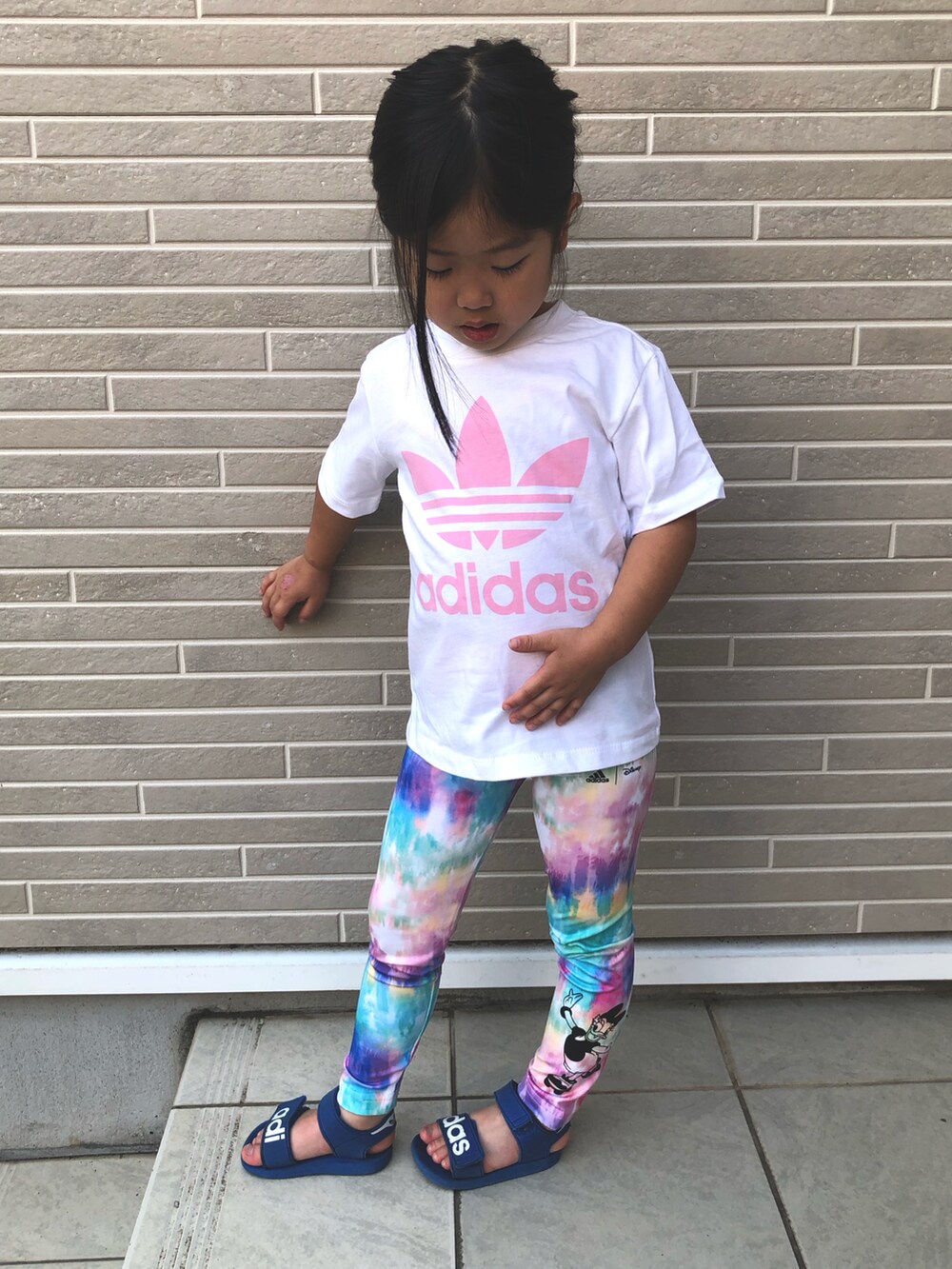 ホワイト系のTシャツ/カットソー、その他のその他パンツを着用したキッズの夏コーディネートの2枚目の写真