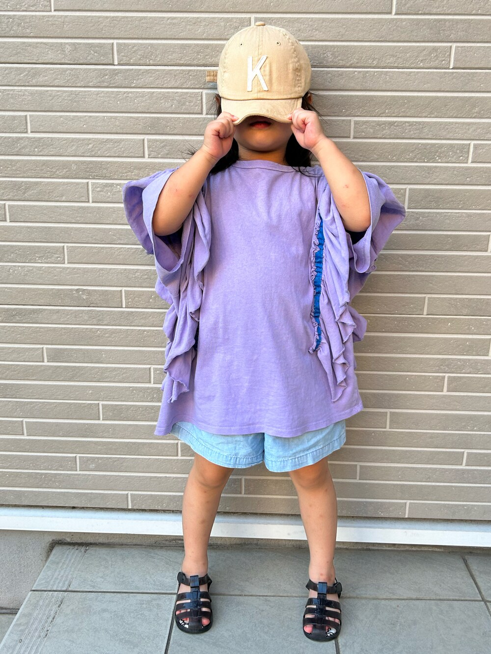 「ビッグT、ショートパンツ、夏コーデ」｜「BIG FIELDのピグメントフリルTシャツ(90～150cm)（Tシャツ/カットソー、パープル系）」を使った、kikkingumさん（キッズ・100cm）の夏コーディネートの2枚目の写真
