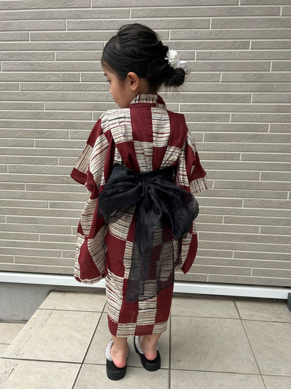 レッド系の浴衣を着用したキッズの夏コーディネートの2枚目の写真