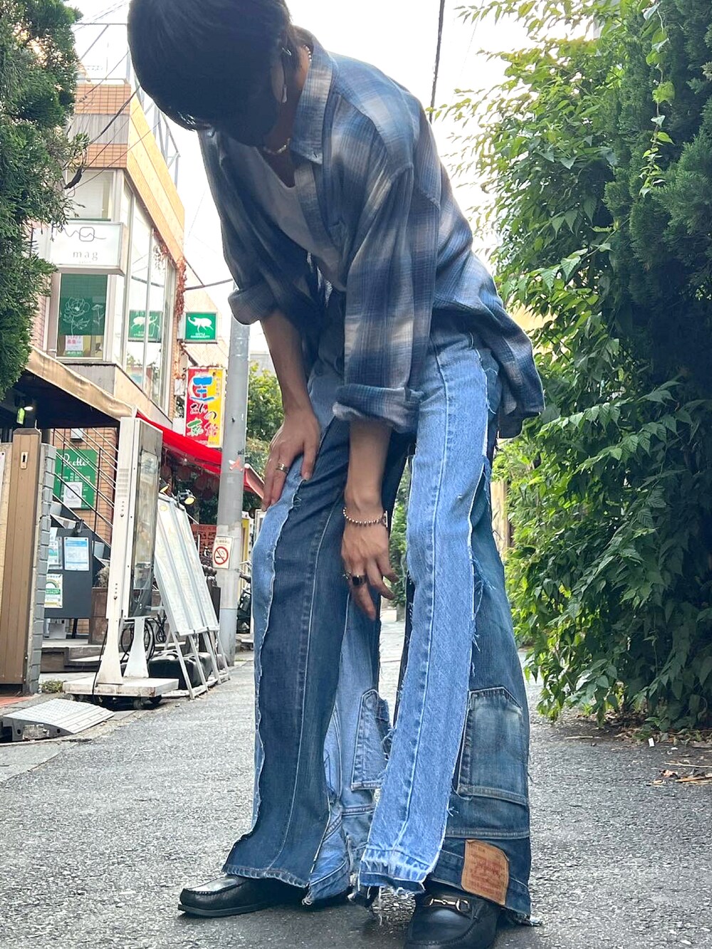 「夏コーデ、デニム、タンクトップ、シャツ、お洒落さんとつながりたい、ワイドパンツ、古着、夏、デニムパンツ」｜「REMAKE ITEMのアイテム（デニムパンツ、ブルー系）」を使った、しょうゆさん（メンズ・180cm）の夏コーディネートの2枚目の写真