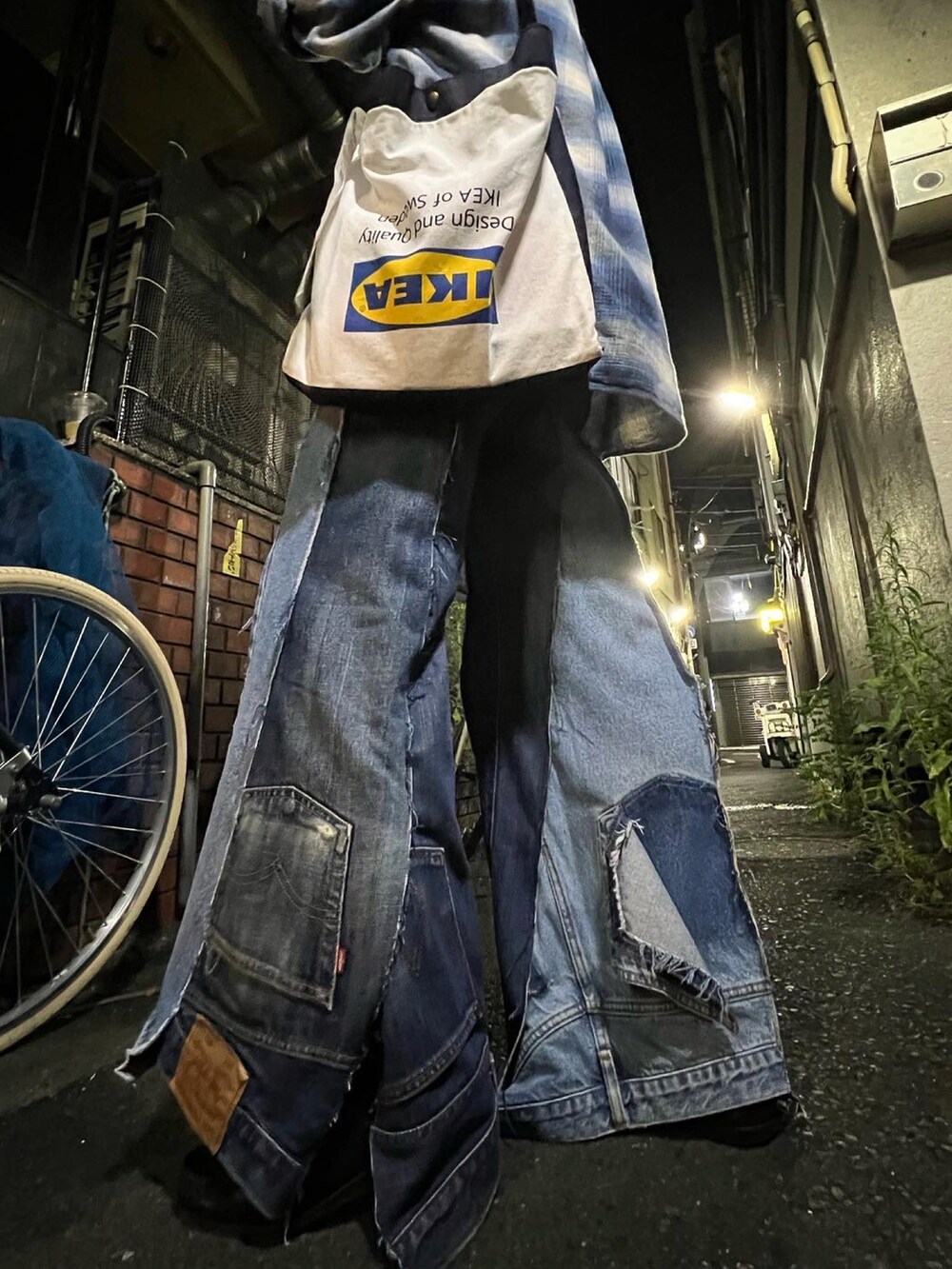 「夏コーデ、デニム、タンクトップ、シャツ、お洒落さんとつながりたい、ワイドパンツ、古着、夏、デニムパンツ」｜「REMAKE ITEMのアイテム（デニムパンツ、ブルー系）」を使った、しょうゆさん（メンズ・180cm）の夏コーディネートの5枚目の写真