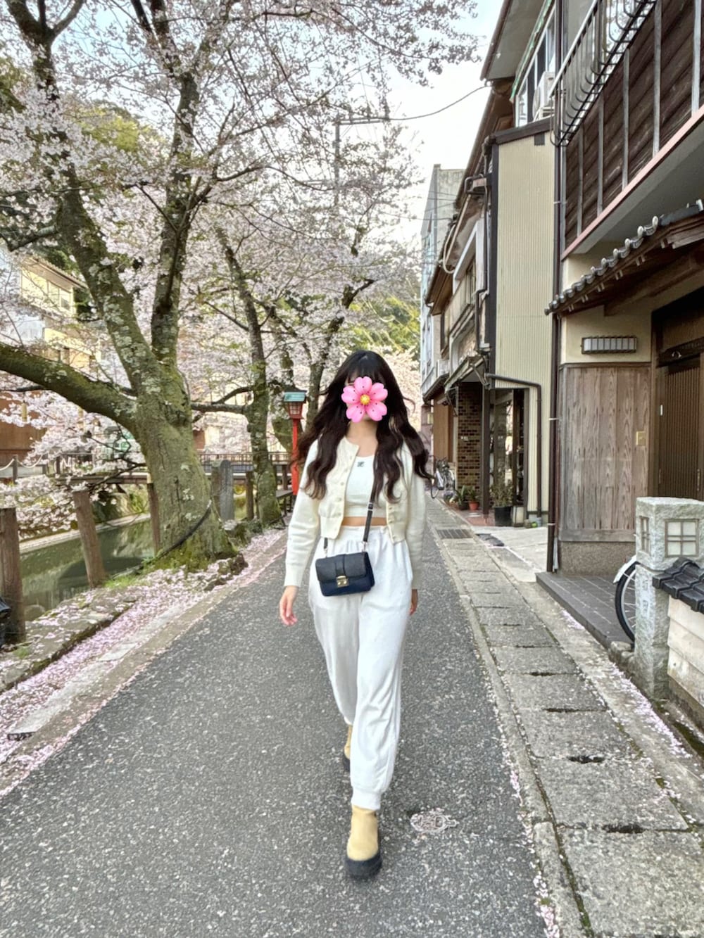 ホワイト系のタンクトップ、ホワイト系のカーディガン/ボレロ、ホワイト系のスウェットパンツを着用したレディースの春コーディネートの2枚目の写真