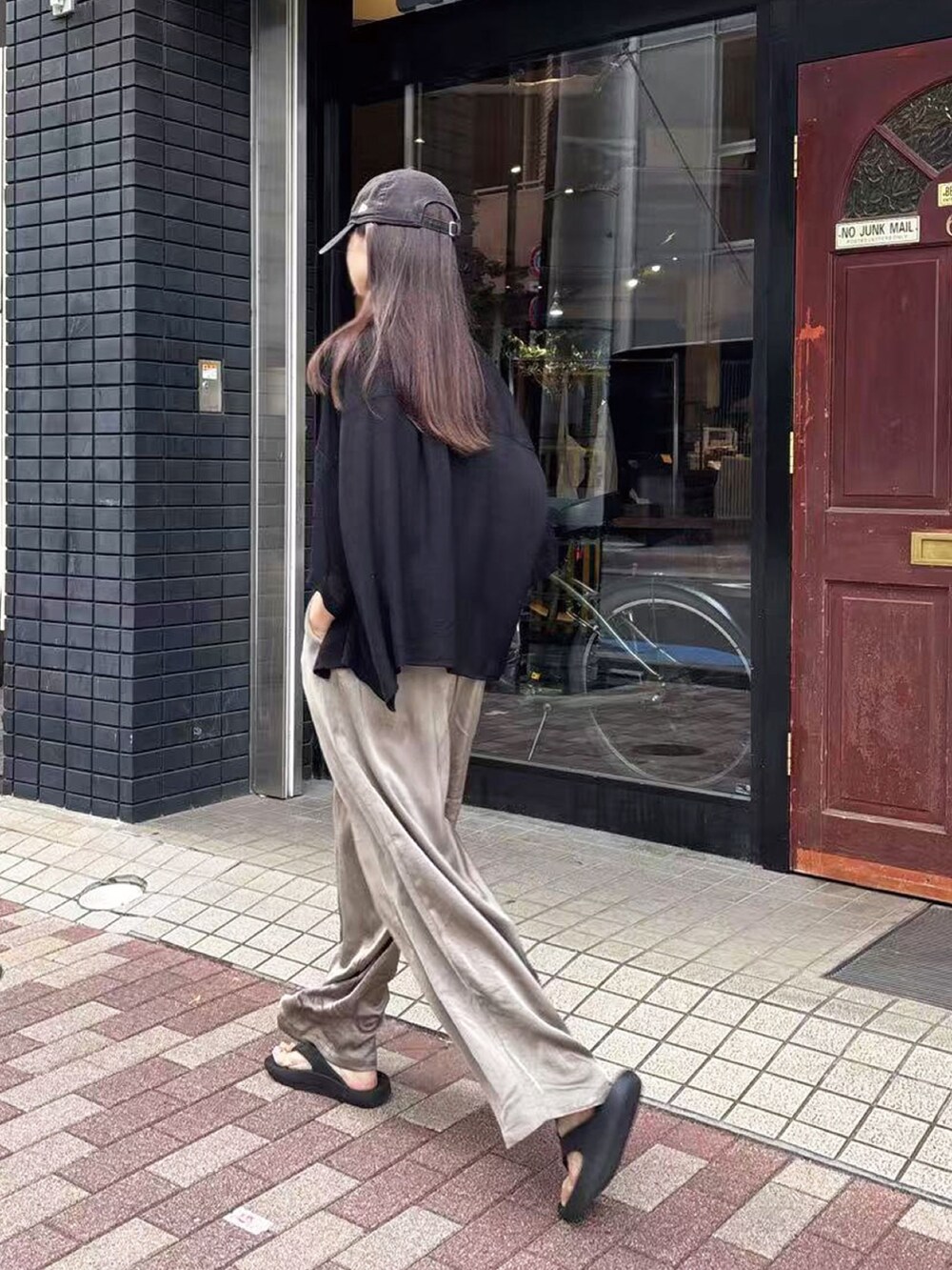 ブラック系のシャツ/ブラウス、ベージュ系のその他パンツ、ベージュ系のショルダーバッグを着用したレディースの夏コーディネートの2枚目の写真