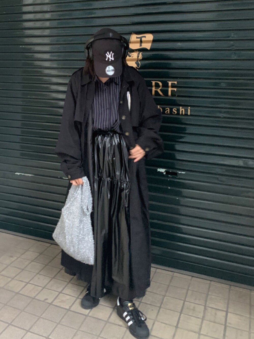 「トートバッグ、スカート、トレンチコート、大人カジュアル、休日スタイル、お出かけコーデ、ストライプシャツ、シャツスタイル、corners、24ssトレンド」|「CORNERSのラメニットトートバッグ(トートバッグ、シルバー系)」を使った、kuririnさん(レディース・159cm)の冬コーディネートの2枚目の写真