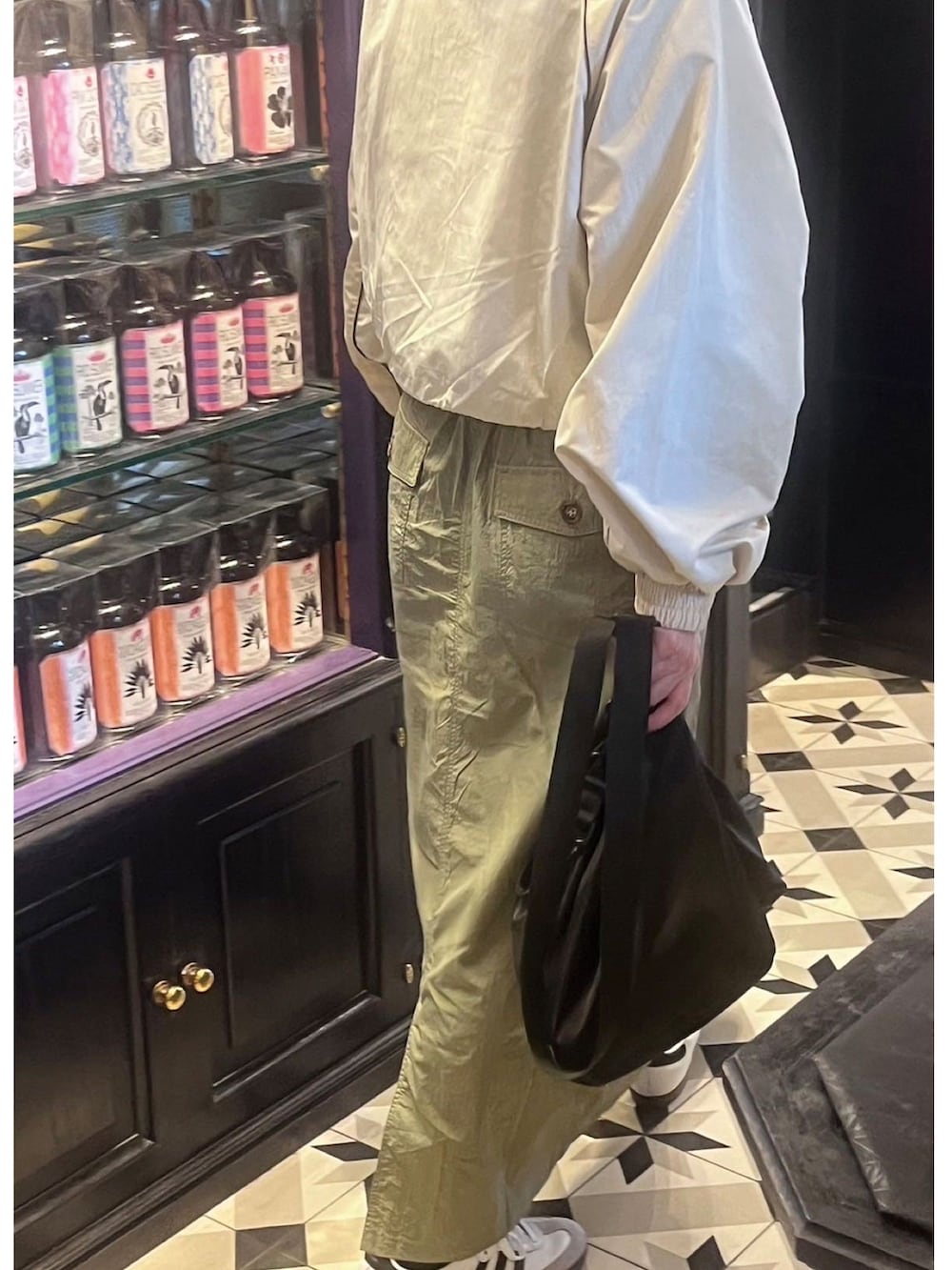 ベージュ系のブルゾン、ホワイト系のTシャツ/カットソー、グリーン系のスカートを着用したレディースの春コーディネートの2枚目の写真