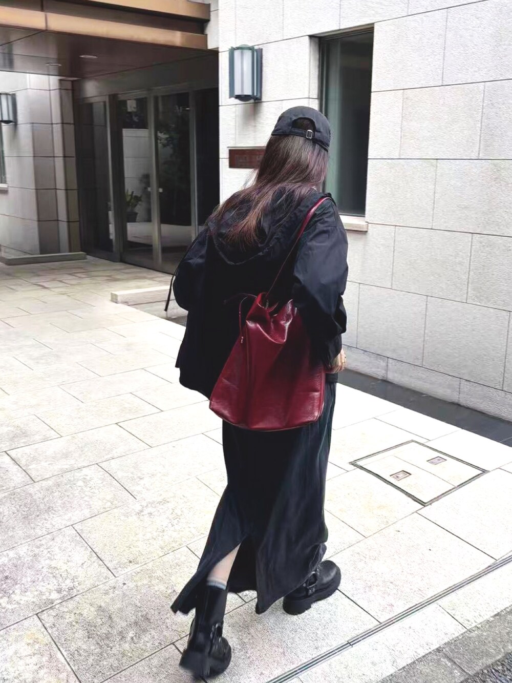 ブラック系のTシャツ/カットソー、レッド系のトートバッグ、ブラック系のスカートを着用したレディースの秋コーディネートの3枚目の写真