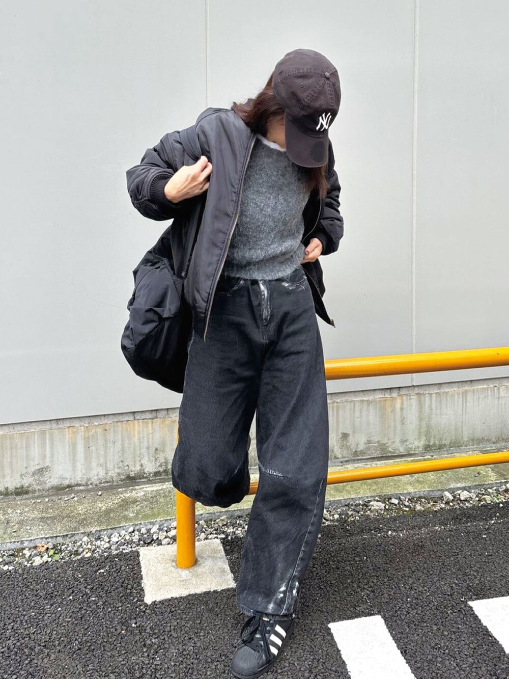 「ブルゾン、スニーカー、デニム、キャップ、モノトーン、オトナカジュアル、秋コーデ、秋冬コーデ、corners、ニツト」｜「NEW ERAのニューエラ キャップ カジュアルクラシック MLB（キャップ、ブラック系）」を使った、kuririnさん（レディース・159cm）の秋コーディネートの2枚目の写真