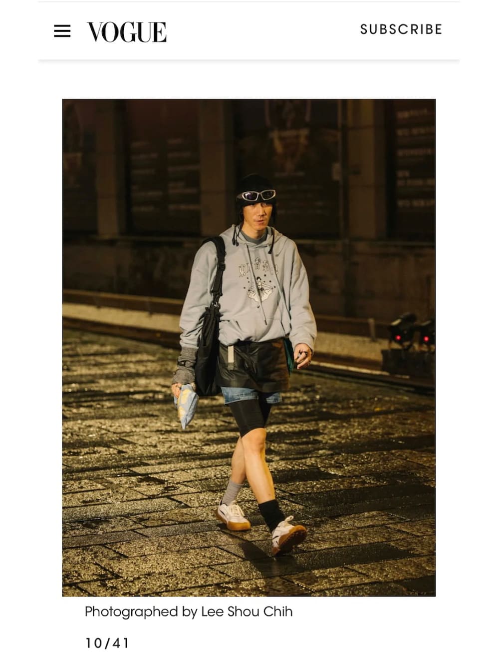 ブルー系のパーカー、ブラック系の雑貨/ホビーを着用したメンズの秋コーディネートの5枚目の写真