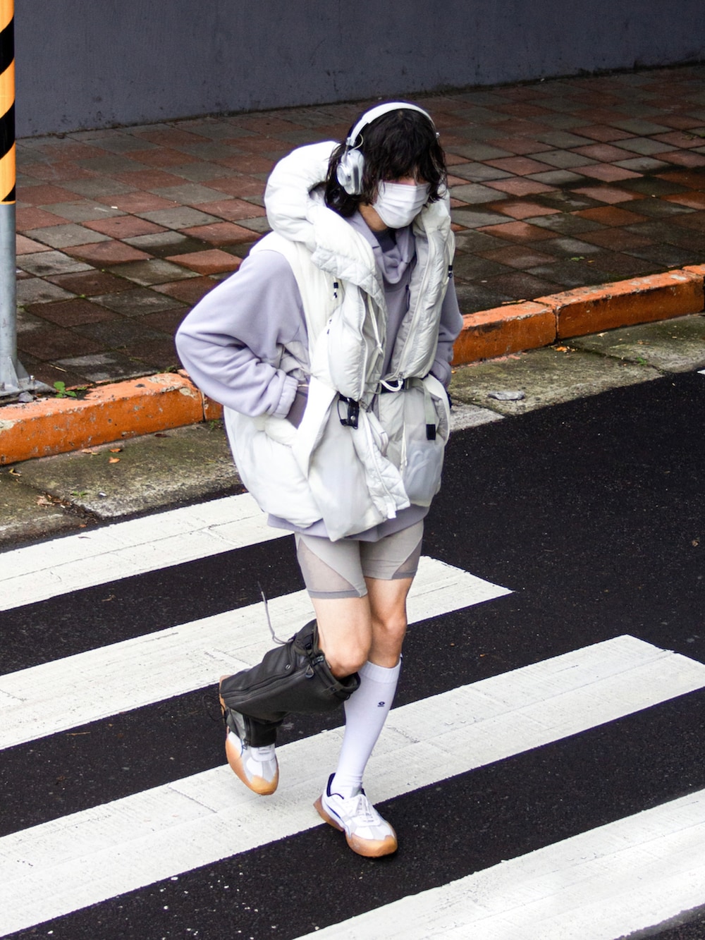 「ほめられ本命コーデ、今日のコーデ、はるコーデ、ootd、レイヤード、ストリートコーデ、春、フォローミー、韓国ファッション、いいね、save、フォローお願いします🤑、レイヤードスタイル、streetstyle、street、fashion、秋冬コーデ」｜「ADER errorのアイテム（シューズ、ホワイト系）」を使った、ionism_Shiroさん（メンズ・178cm）の冬コーディネートの4枚目の写真
