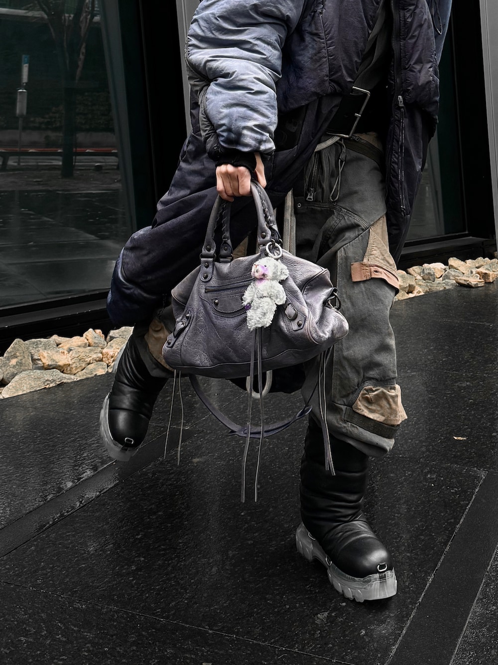 「今日のコーデ、レイヤードスタイル、春コーデ、デニムパンツ、デニムコーデ、デニム、冬コーデ、BALENCIAGA、RICK OWENS、HAMCUS、フォローミー、カジュアル、カジュアルコーデ、韓国ファッション、サングラス」｜「ins : 178ootdのアイテム（雑貨/ホビー、ブラック系）」を使った、ionism_Shiroさん（メンズ・178cm）の冬コーディネートの3枚目の写真